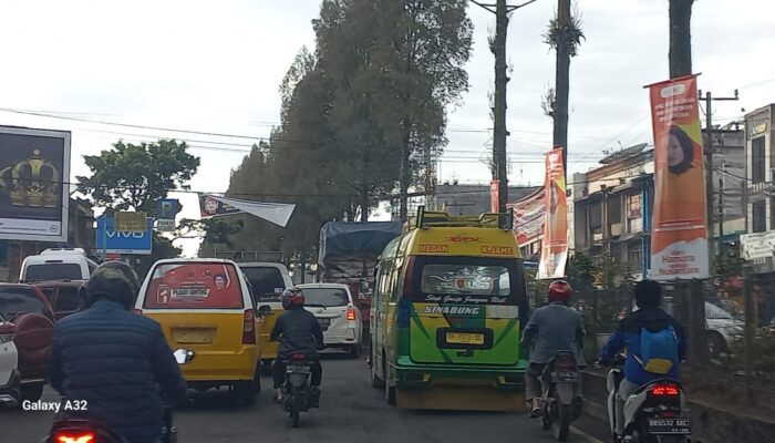 Ket Foto: Terlihat Kota Berastagi Dilanda Kemacetan Yang Cukup Parah