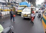 Peduli Keselamatan Anak-anak, Personel Jajaran Kodim 0205/TK Bantu Seberangkan Anak Sekolah Dan Atur Lalulintas