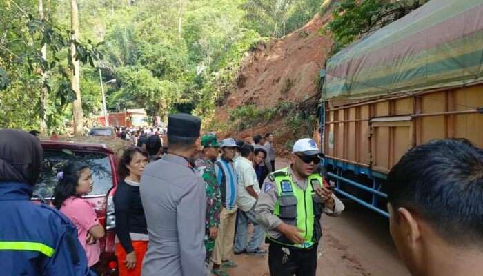 Material Longsor di KM 31 Taput Dibersihkan, Akses Jalan Kembali Normal