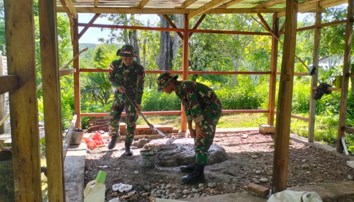 Pos Naekake Satgas Yonkav 6/Naga Karimata Ikut Membantu Membangun Rumah Warga