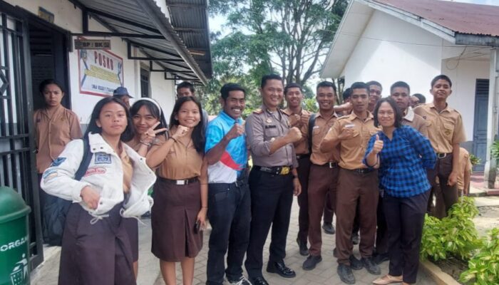 Kapolsek Tigapanah AKP Maurist Sinaga Sambangi SMA Negeri 1 Tigapanah dan Berikan Imbauan Tentang Kenakalan Remaja