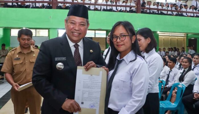 Bupati Eddy Berutu Serahkan 835 SK PPPK