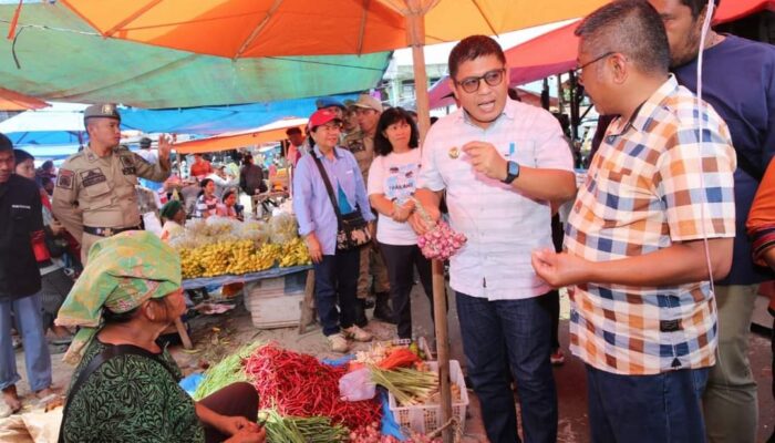 Penjabat Bupati Tapanuli Utara Memantau Stabilitas Harga di Pasar Tarutung