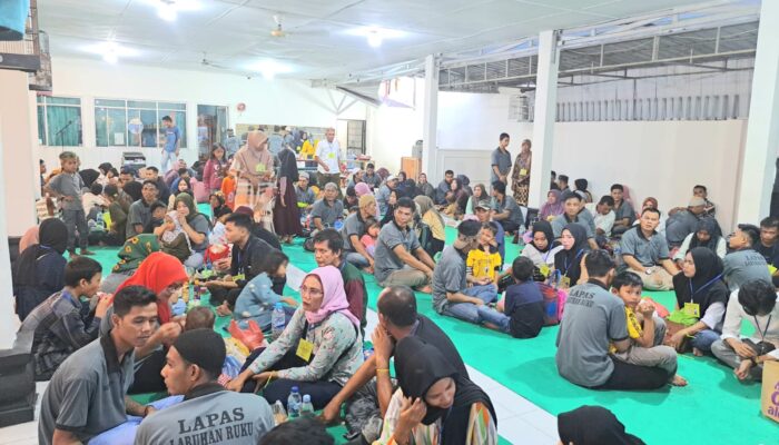 Warga Binaan Lapas Labuhan Ruku Buka Puasa Bersama dengan Keluarganya