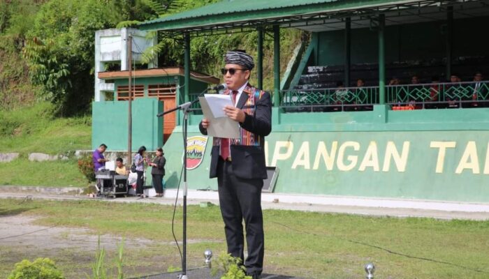 Penjabat Bupati Tapanuli Utara Memimpin Upacara Hari Pendidikan Nasional di Lapangan Tangsi Tarutung