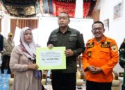 Wagub Sumbar Audy Joinaldy Berikan Bantuan Rp50 Juta untuk Korban Banjir Bandang di Tanah Datar