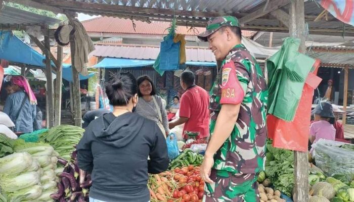 Jalin Komunikasi, Babinsa Komsos Dengan Pedagang Di Pasar Saribudolok