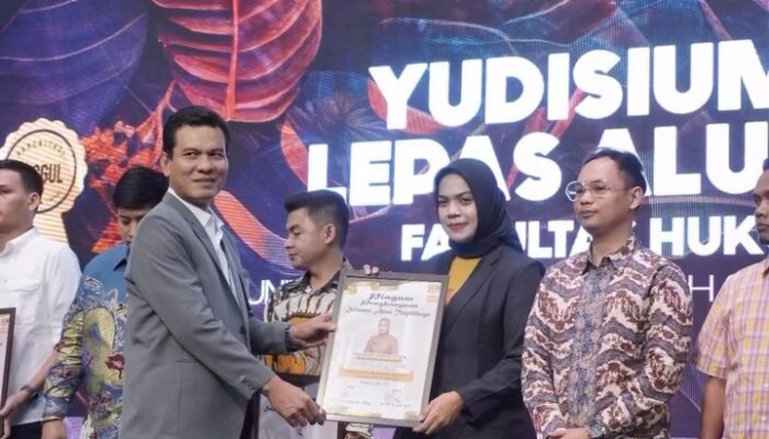 Anggota DPRD Terpilih Labusel Irmayanti Br Siregar, S.H., M.H, Hadiri Yudisium Fakultas Hukum UMSU