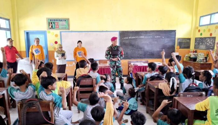 Dansatgasmar Pulau Nusa Barung Serahkan Bantuan Alat Belajar di SDN Andongrejo 03