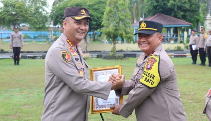 Apresiasi Kinerja Kesatuan, Kapolresta Berikan Piagam Penghargaan bagi Personel Berprestasi