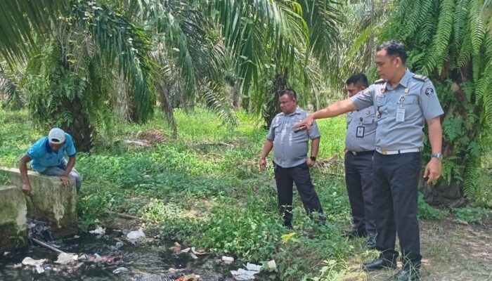 Langkah Pencegahan Banjir: Jajaran Lapas Narkotika Kelas IIA Langkat Turut Andil dalam Pembenahan Saluran Drainase