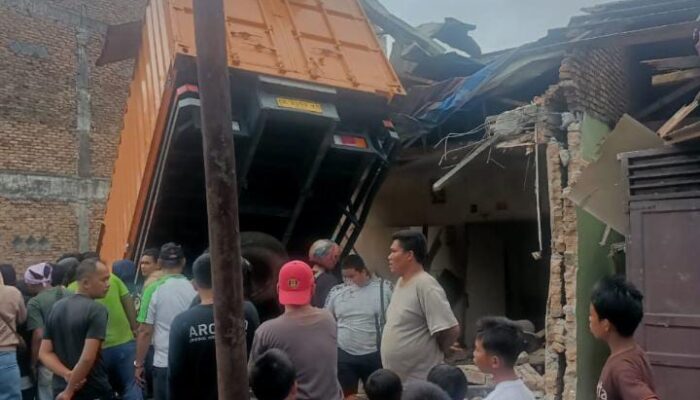 Seorang Tewas dan Tiga Luka, Truck Bermuatan Air Mineral Alami Rem Blong