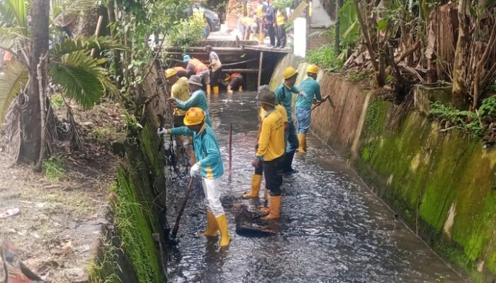 Dinas SDABMBK Kota Medan dan BWS SUMUT II Medan Laksanakan Giat Normalisasi Sungai Putih