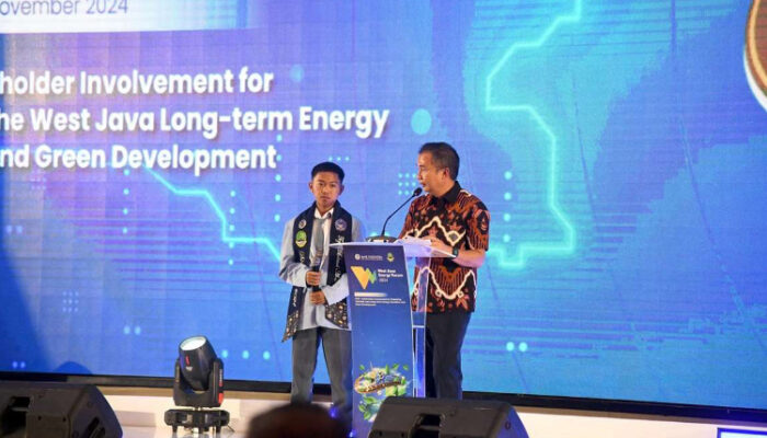 WJEF 2024, Bey Machmudin Resmikan PLTS Atap di Tujuh SMA dan SMK