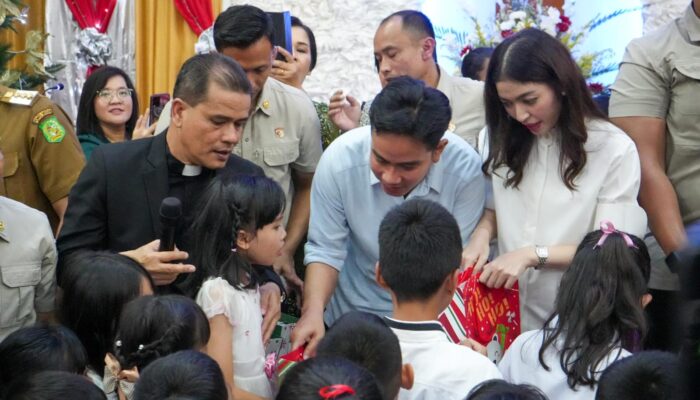 Wapres Gibran Beri Hadiah Natal pada Anak-anak di Gereja HKBP