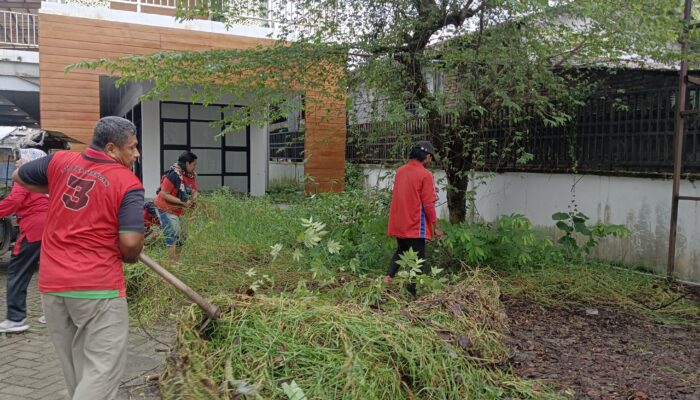 Warga Lingkungan 1 Ladang Bambu Gelar Gotong Royong di UMKM Center Medan