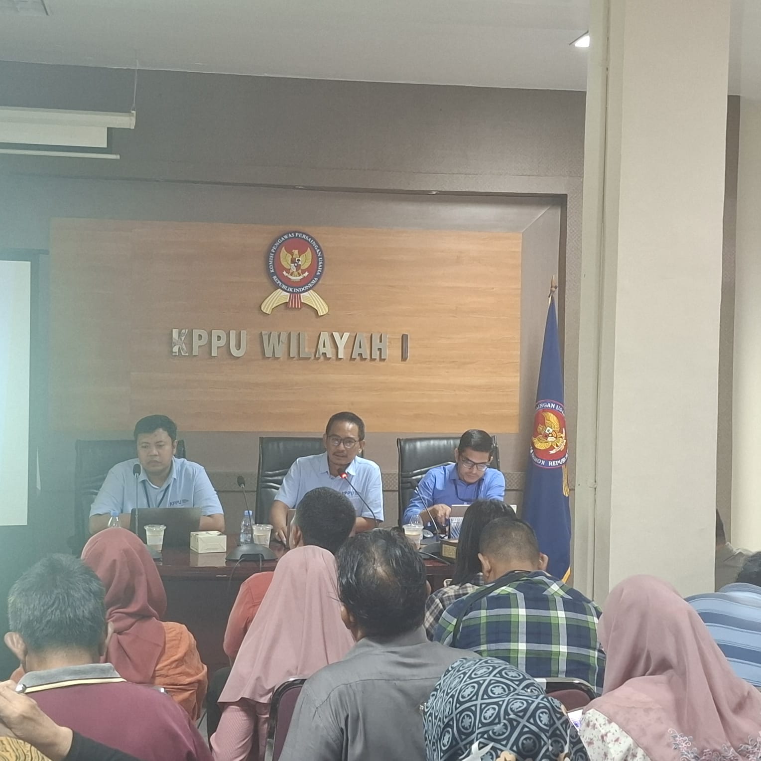 KPPU Wilayah I klarifikasi dugaan persekongkolan tender proyek Gedung Kejati Sumut senilai Rp96 miliar dalam konferensi pers di Medan, Juli 2025