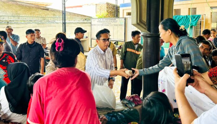 Rico Waas Kunjungi dan Salurkan Bantuan Logistik untuk Pengungsi Banjir