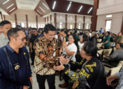 Gubernur Sumatera Utara Bobby Nasution menyapa pelaku UMKM dalam kegiatan penguatan ekonomi daerah berbasis UMKM dan koperasi