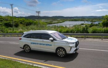 Toyota Veloz Hybrid EV melintasi jalur lintas pulau dalam ekspedisi Lintas Nusa 2025