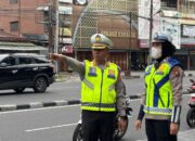 Personel Ditlantas Polda Sumut mengatur lalu lintas pagi di Kota Medan