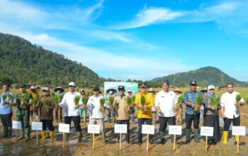 Wagub Sumut H Surya bersama Mentan Andi Amran Sulaiman saat groundbreaking rehabilitasi lahan sawah terdampak bencana di Kecamatan Tukka, Tapanuli Tengah