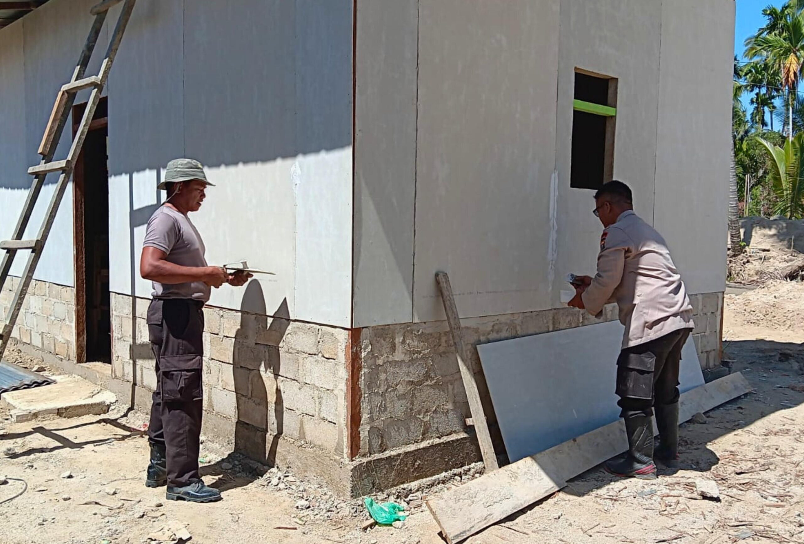 Personel Brimob dan warga membangun rumah swadaya korban banjir di Tapanuli Selatan