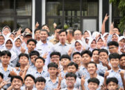 Wapres Gibran Rakabuming Raka tinjau Program Makan Bergizi Gratis di SMAN 2 Tasikmalaya