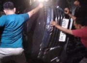 Evakuasi minibus usai kecelakaan KA Sribilah Utama di Tebing Tinggi