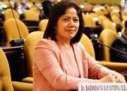 Presiden Prabowo Subianto menyerahkan Satya Lencana Wira Karya