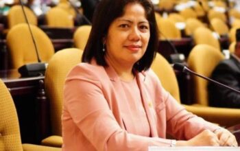 Presiden Prabowo Subianto menyerahkan Satya Lencana Wira Karya