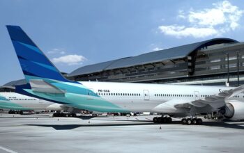 Pesawat Garuda Indonesia di bandara, tiket pesawat Medan Jakarta melonjak jelang akhir libur sekolah dan Nataru 2025 2026