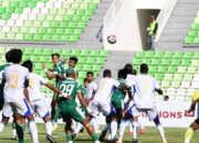 Pemain PSMS Medan berduel udara dengan pemain Adhyaksa FC pada pertandingan Liga 2 Indonesia 2025 di Stadion Utama Sumatera Utara.