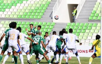 Pemain PSMS Medan berduel udara dengan pemain Adhyaksa FC pada pertandingan Liga 2 Indonesia 2025 di Stadion Utama Sumatera Utara.