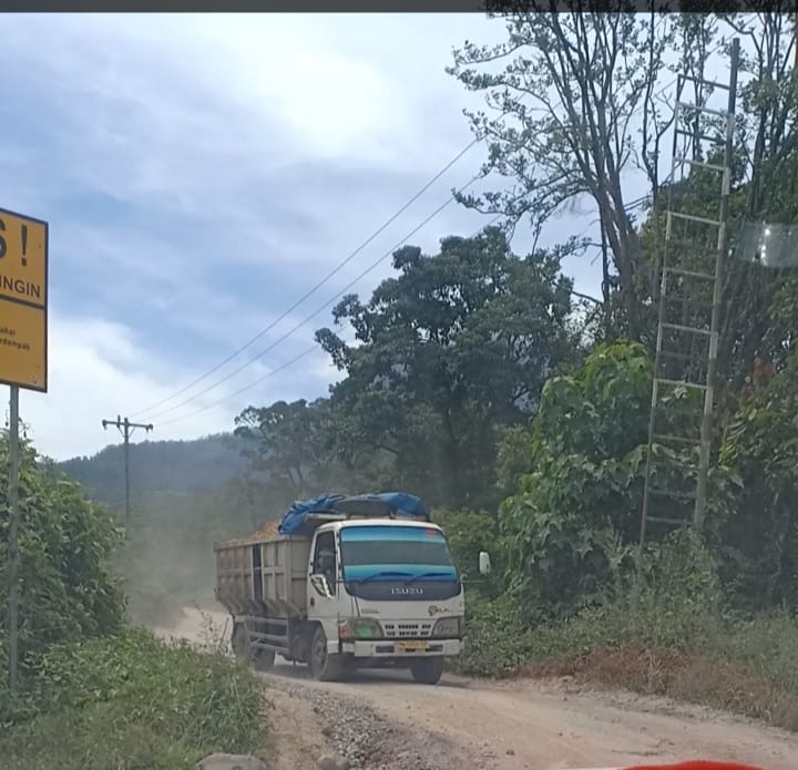 Jalan berdebu akibat truk pengangkut dolomit dari lokasi Galian C Bungus di Desa Mardingding, Kecamatan Tiganderket, Kabupaten Karo
