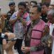 Penyidik Kejati Sumut menggiring tiga tersangka korupsi PNBP Pelabuhan Belawan mengenakan rompi tahanan menuju proses penahanan.