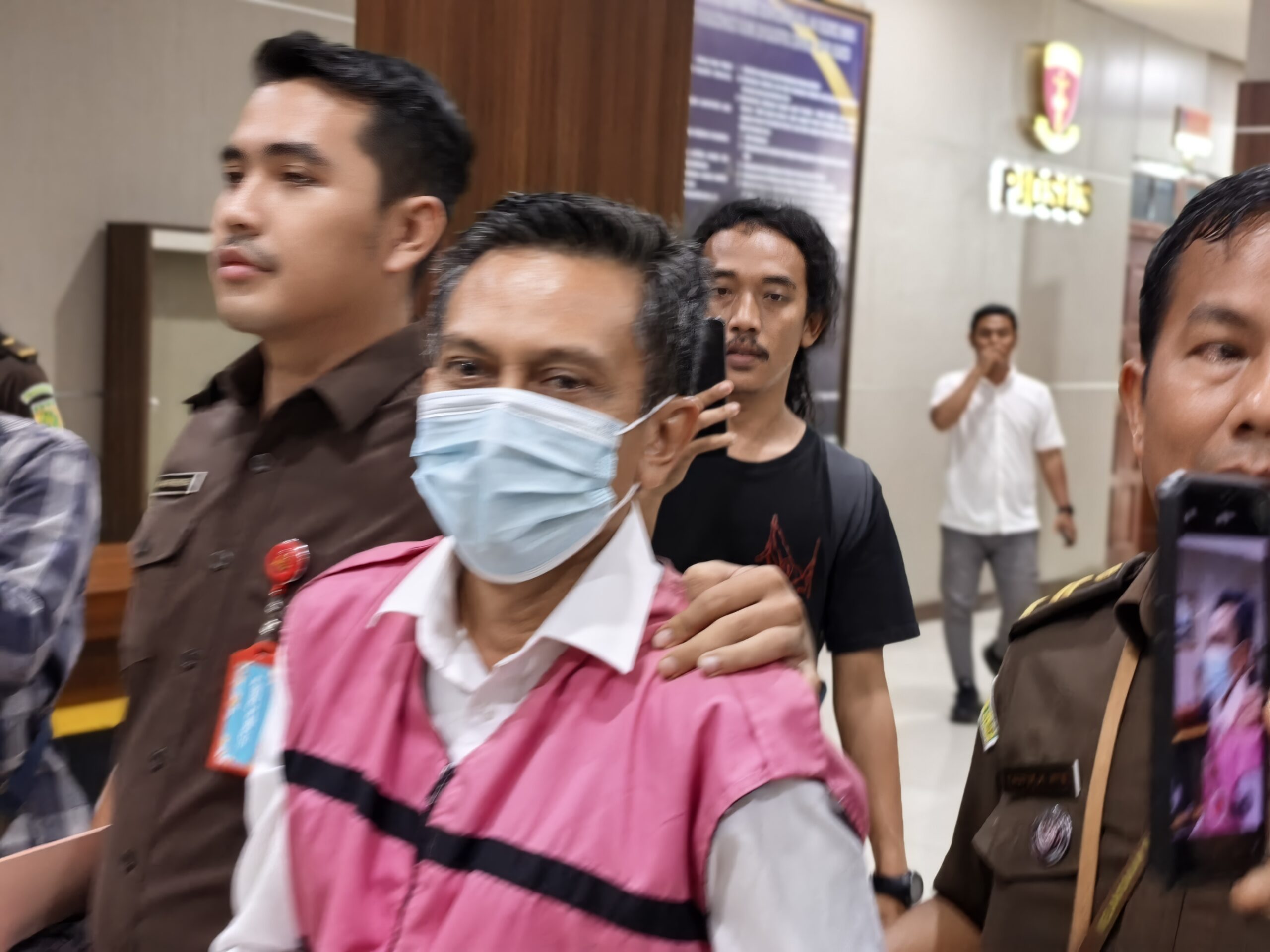 Tersangka baru kasus dugaan Tipikor proyek Waterfront Samosir dikawal petugas Kejati Sumut di Rutan Tanjung Gusta Medan, 2 Februari 2026.