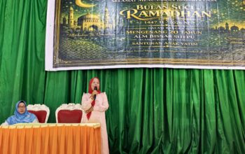 Istri Alm Bisnar Sitepu memberi sambutan pada santunan anak yatim di Balai Sebayak Medan