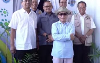 Ketua DPRD Jawa Barat Buky Wibawa saat memantau arus mudik di jalur Bandung Garut