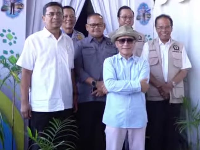 Ketua DPRD Jawa Barat Buky Wibawa saat memantau arus mudik di jalur Bandung Garut