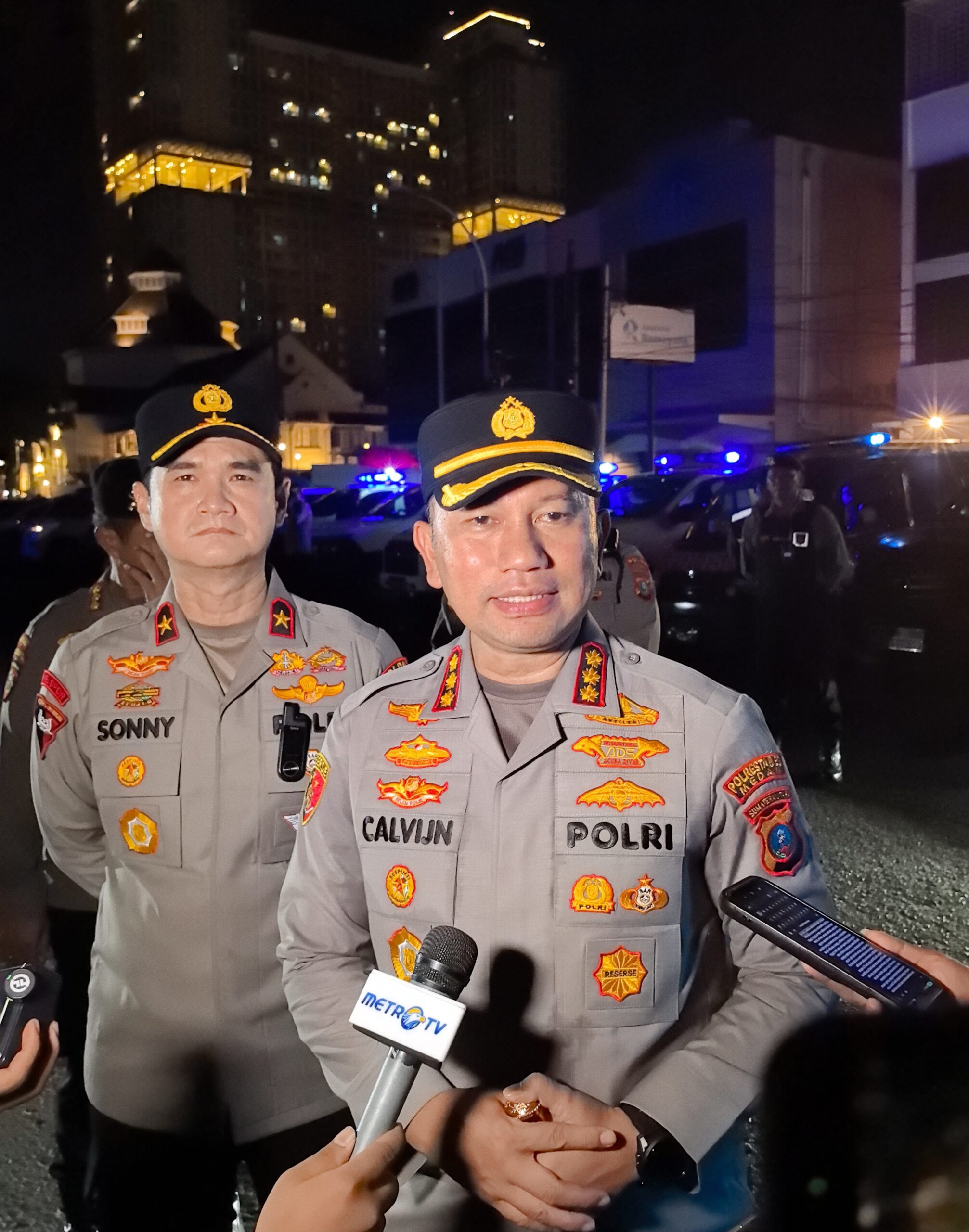 Kapolrestabes Medan Kombes Pol Jean Calvijn Simanjuntak bersama Wakapolda Sumut Brigjen Pol Sonny Irawan saat memberikan keterangan kepada media terkait pengamanan blackout Sumbagut di Medan.
