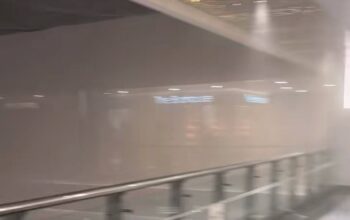 Asap tebal memenuhi area dalam Palembang Indah Mall (PIM) saat terjadi kebakaran di salah satu restoran makanan Jepang, Sabtu (30/5/2026).