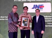 Perwakilan JNE menerima penghargaan Indonesia CSR Awards 2026 dari Warta Ekonomi.