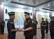 Kajati Sumut Muhibuddin menyerahkan tanda jabatan kepada Muhammad Junaidi saat pelantikan Kajari Padang Lawas Utara di Medan.