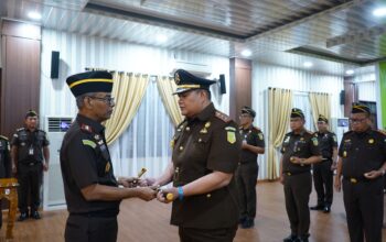 Kajati Sumut Muhibuddin menyerahkan tanda jabatan kepada Muhammad Junaidi saat pelantikan Kajari Padang Lawas Utara di Medan.