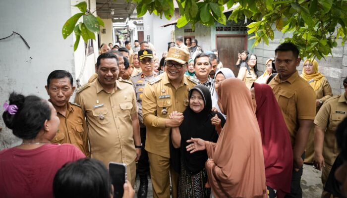 Bupati Deli Serdang Tinjau Warga Sunggal, Minta Anak Kembar Putus Sekolah Difasilitasi Kembali Belajar