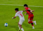 Pemain Timnas Indonesia U-19 berebut bola dengan pemain Myanmar pada laga Piala AFF U-19 2026 di Stadion Utama Sumatera Utara.