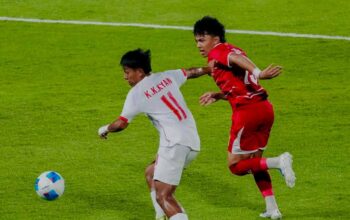 Pemain Timnas Indonesia U-19 berebut bola dengan pemain Myanmar pada laga Piala AFF U-19 2026 di Stadion Utama Sumatera Utara.