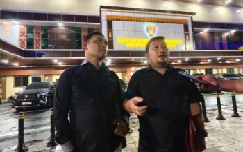 Kuasa hukum SH memberikan keterangan pers di depan Satreskrim Polrestabes Medan mengenai dugaan ketidakprofesionalan juru periksa dan permintaan pemeriksaan CCTV.