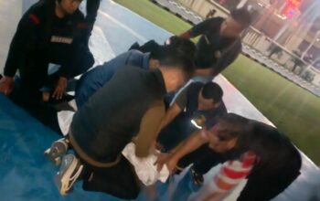 Petugas mengamankan seorang pria di Mapolda Sumatera Selatan untuk menjalani pemeriksaan.